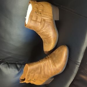 Georgina BearTraps size 5-- new- but some wear around toe area --